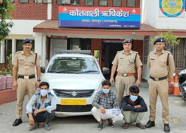 मोबाइल लूट की घटना को अजांम देने वाले 3 शातिर अभियुक्त आये दून पुलिस की गिरफ्त में