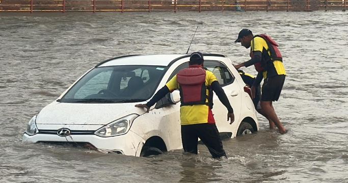 हरिद्वार में बरसाती नाला आया उफान पर, कई वाहन बहे