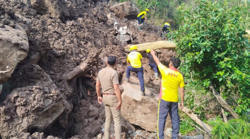 मलबे में दबे मैक्स वाहन से एसडीआरएफ ने किया शव बरामद