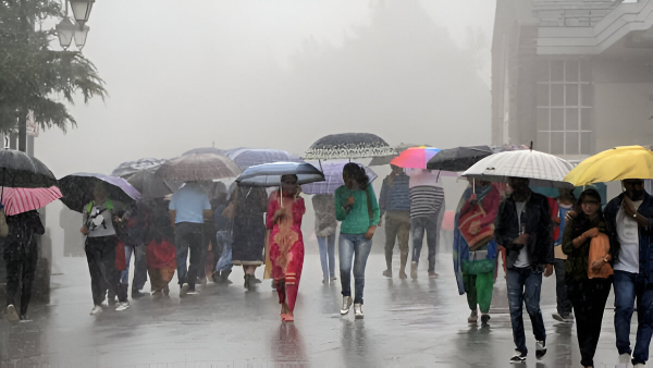 मौसम अपडेट-  बारिश होने से तापमान में कमी के बाद लोगों को तपती गर्मी से मिली राहत 