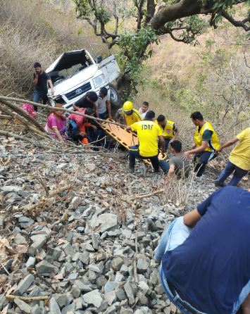 गुमखाल के निकट खाई में गिरा वाहन, कई लोग घायल