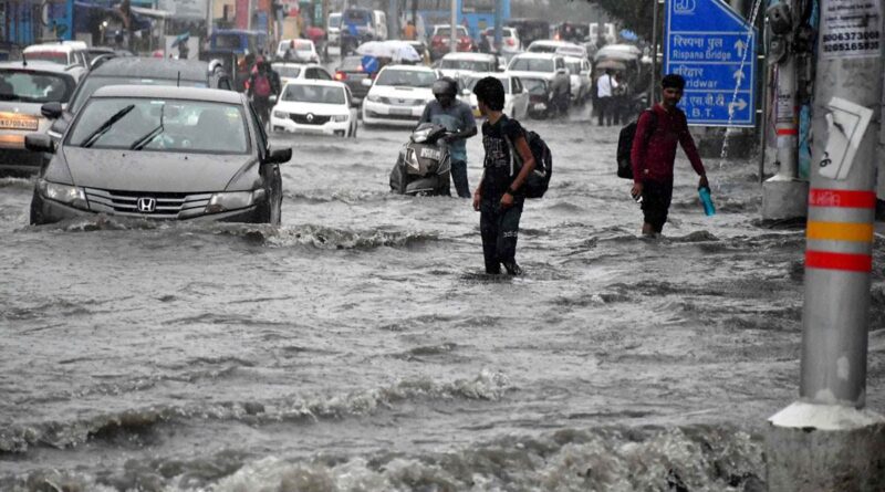 उत्तराखंड में भारी बारिश का रेड अलर्ट जारी, जगह- जगह सड़के हुई बेहाल, आवाजाही की बढ़ी मुश्किलें 