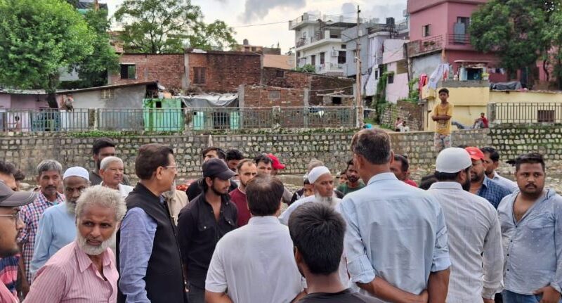 कांग्रेस नेता सूर्यकांत धस्माना ने किया बाड़ ग्रस्त इलाकों का दौरा