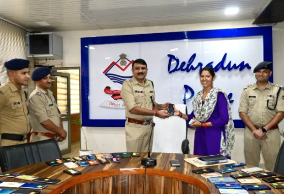 रक्षाबन्धन पर दून पुलिस का बहनो को तोहफा, खोये मोबाइलो को वापस लौटाकर बिखेरी चेहरो पर मुस्कान