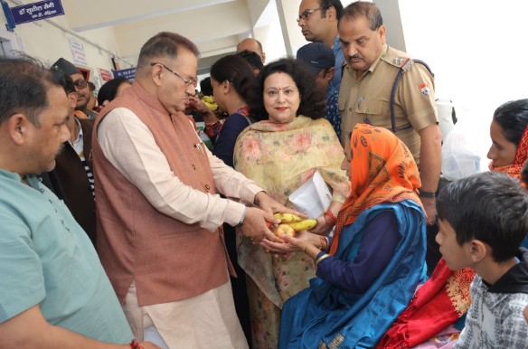 कैबिनेट मंत्री गणेश जोशी ने मसूरी उप जिला चिकित्सालय में मरीजों को किए फल वितरित 