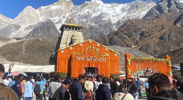 दीपावली पर्व एवं कपाट बंद होने के लिए केदारनाथ मंदिर को फूलों से सजाया गया 