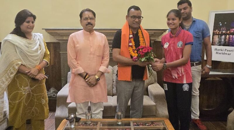 खेल राज्य मंत्री हेमराज बिष्ट आज हरिद्वार में खिलाड़ियों से मुलाकात करते हुए