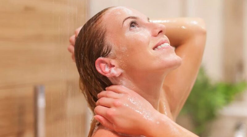 नहाते समय सीधे सिर पर पानी डालना क्यों हो सकता है खतरनाक, आइये जानते हैं इसके कारण