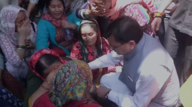 चमोली के कुंतरी गांव में आपदा प्रभावितों से मिले सीएम धामी