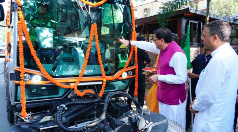 मुख्यमंत्री धामी ने वैक्यूम बेस्ड रोड स्वीपिंग मशीन का किया फ्लैग ऑफ