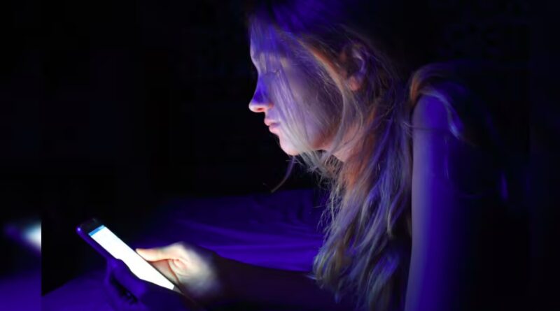 कंप्यूटर, मोबाइल की ब्लू लाइट का खतरा- समय से पहले ही कर सकता है आपको बूढा