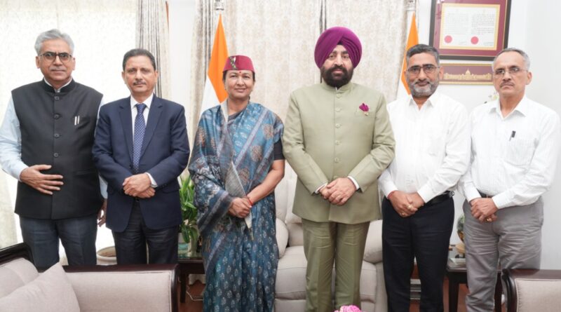 राज्यपाल से मिली मुख्य सूचना आयुक्त राधा रतूड़ी, आयोग की उपलब्धियों पर दी विस्तृत जानकारी