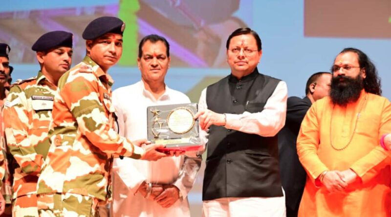 मुख्यमंत्री धामी ने आपदा राहत कर्मियों को किया सम्मानित