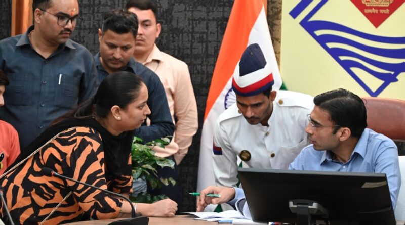 जनता दर्शन में डीएम सविन बंसल ने सुनी 151 शिकायतें, अधिकांश का मौके पर ही किया समाधान