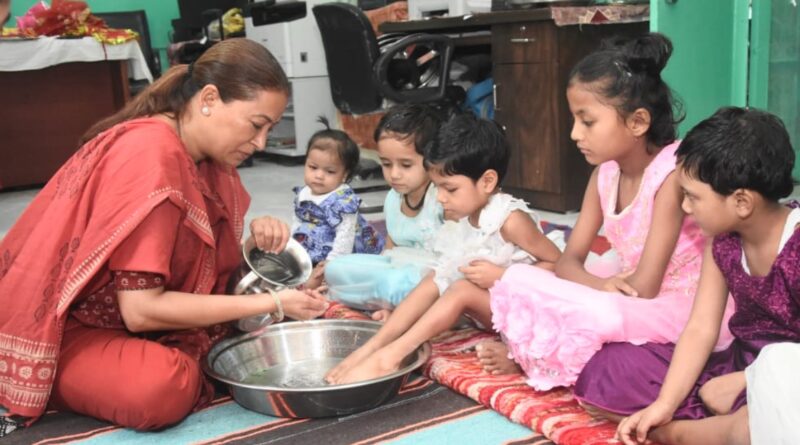 मंत्री रेखा आर्या ने बालिका निकेतन में किया कन्या पूजन