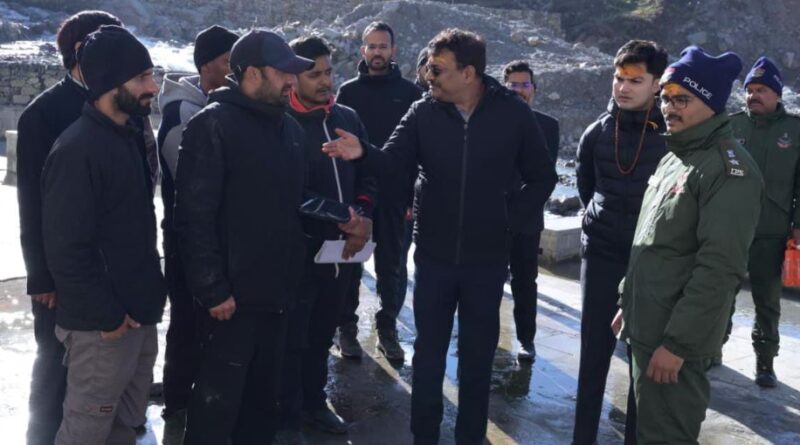 मुख्य सचिव आनंद बर्द्धन ने केदारनाथ धाम में चल रहे पुनर्निर्माण कार्यों का किया निरीक्षण