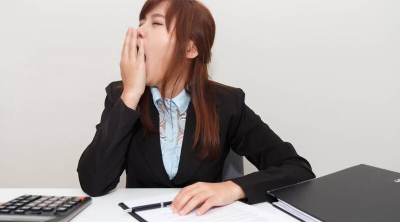 फोकस करने बैठते ही आने लगती है नींद? हो सकता है यह आलस नहीं, शरीर में पोषक तत्वों की कमी का हो संकेत