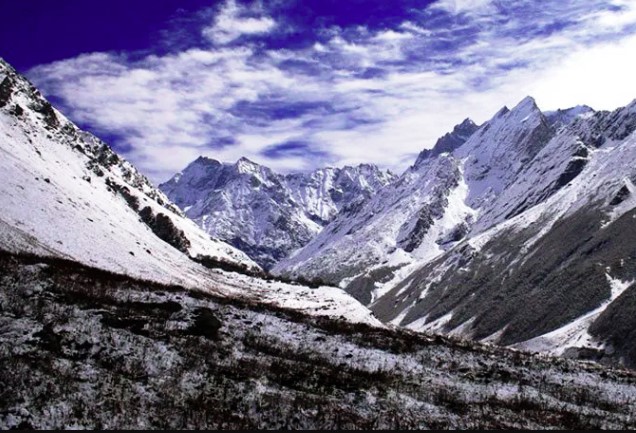 बर्फ की सफेद चादर से ढकी विश्व धरोहर फूलों की घाटी, बर्फबारी का आनंद लेने पहुँच रहे हजारों पर्यटक