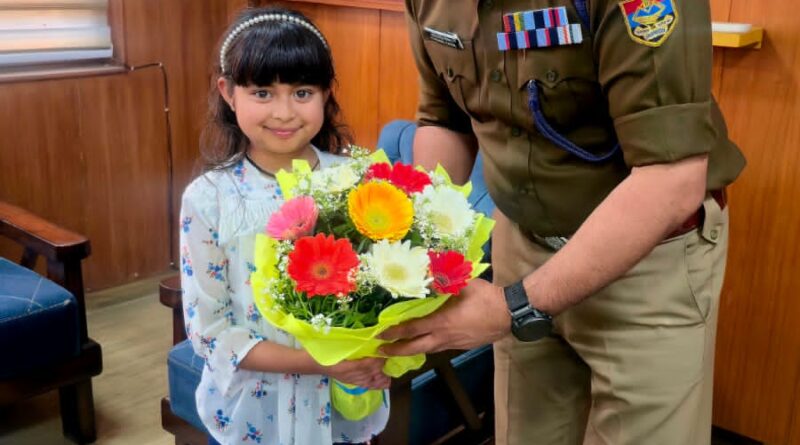 देहरादून एसएसपी से मिलने पहुंची नन्ही बच्ची, फूल देकर जताया पुलिस के प्रति सम्मान